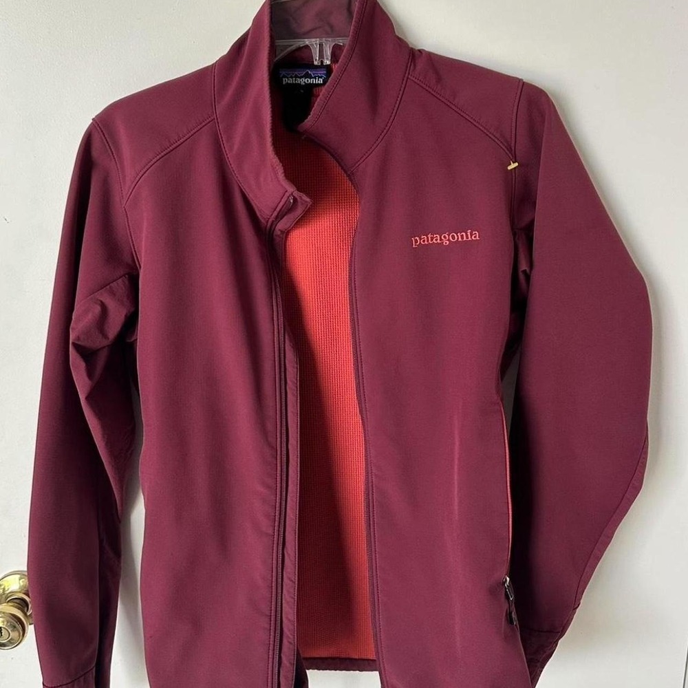 Burgundy Soft Shell Patagonia jacket in super condition with zippered pockets.